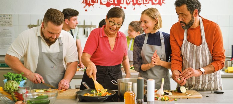 Eine Gruppe von Menschen kocht gemeinsam.