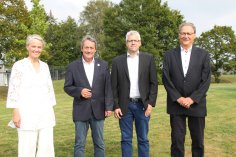 Auf einer Wiese stehen nebeneinander von links nach rechts Erste Kreisbeigeordnete Gabriele Wieland, Landrat Achim Schwickert, Kreisbeigeordneter Andreas Strüder und Kreisbeigeordneter Klaus Ortseifen.