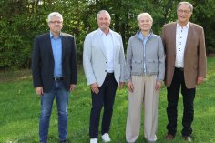 Auf einer Wiese stehen nebeneinander von links nach rechts Erste Kreisbeigeordnete Gabriele Wieland, Landrat Achim Schwickert, Kreisbeigeordneter Andreas Strüder und Kreisbeigeordneter Klaus Ortseifen.