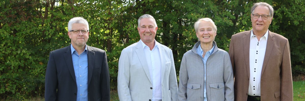 Auf einer Wiese stehen nebeneinander von links nach rechts Erste Kreisbeigeordnete Gabriele Wieland, Landrat Achim Schwickert, Kreisbeigeordneter Andreas Strüder und Kreisbeigeordneter Klaus Ortseifen.