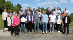 Eine Gruppe von Meschen steht in der Sonne.