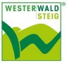 Das Westerwaldsteig-Logo zeigt ein dunkelgrünes "W" vor hellgrünen Bergen.